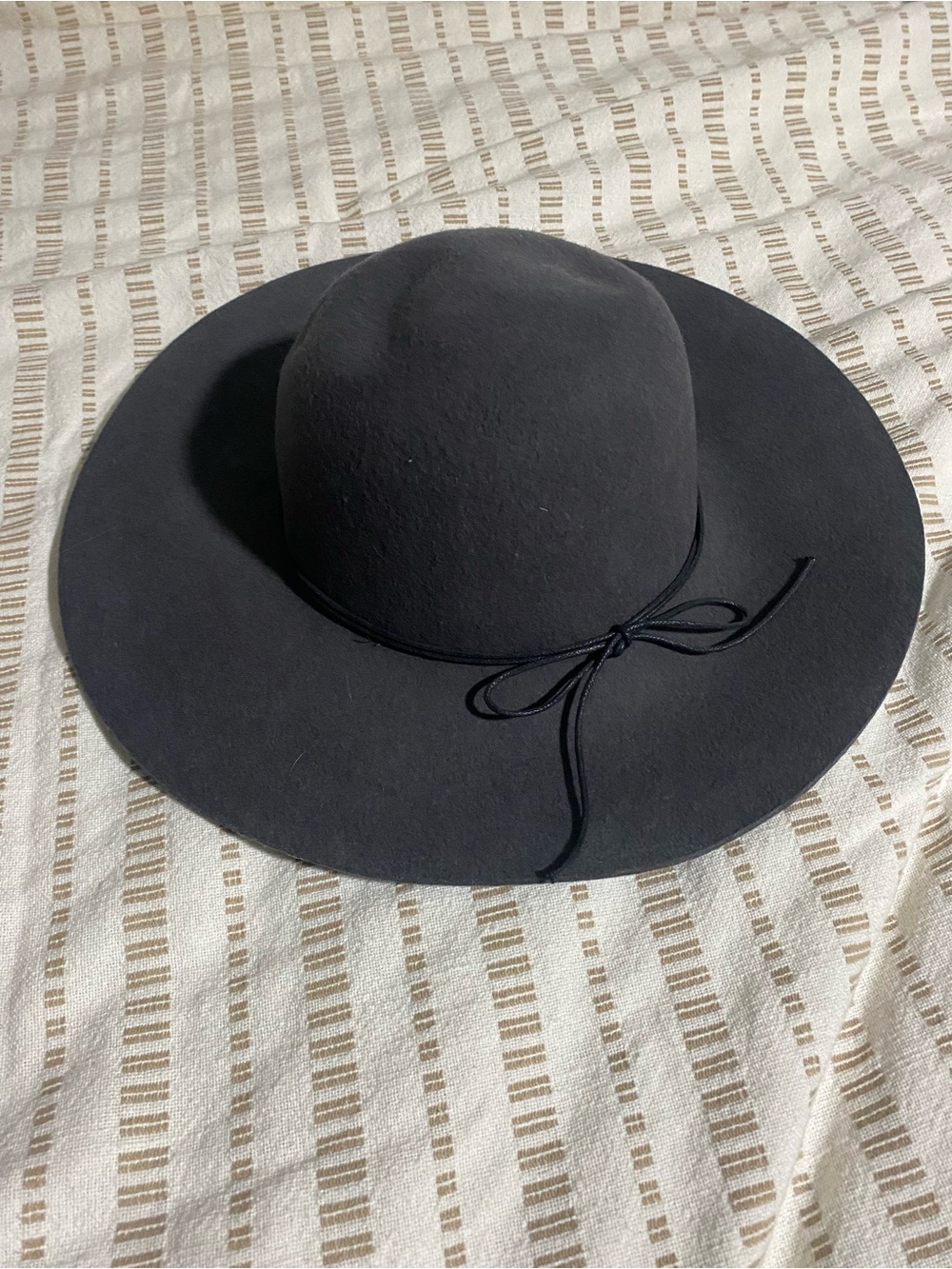 Women’s Black Wide-Brim Wool Felt Hat with Tie Band